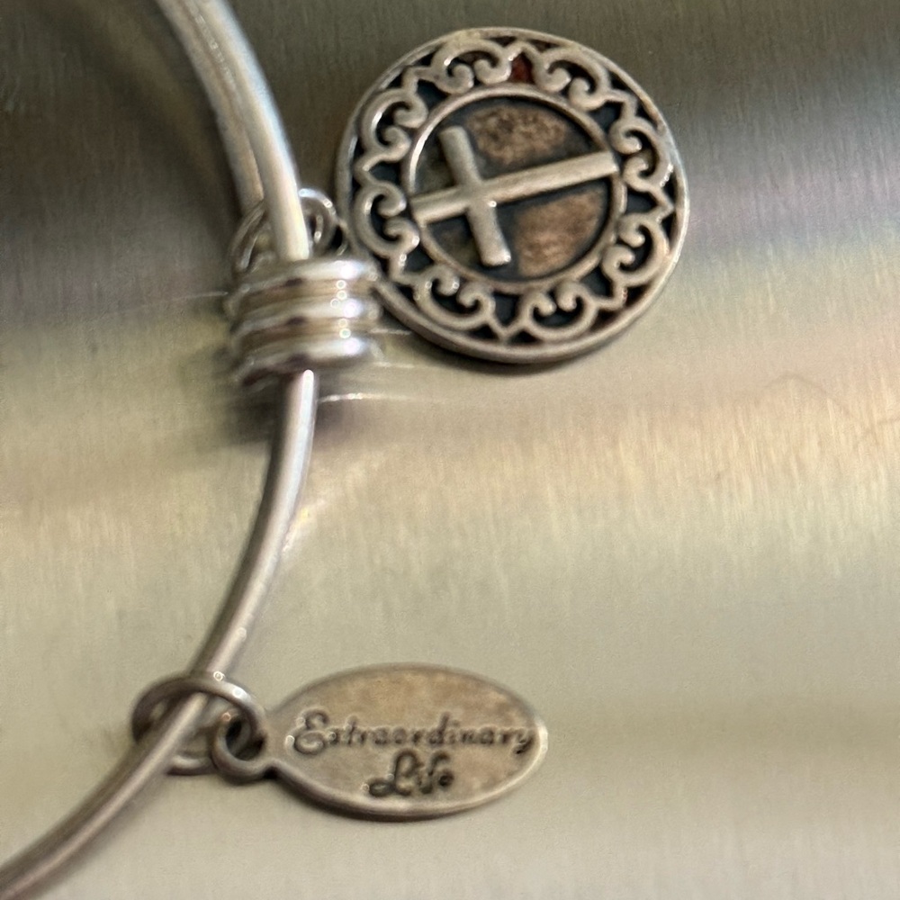 Extraordinary LIFE Solid sterling silver adjustable cross charm bracelet.12.23g